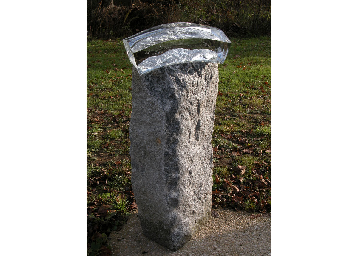 Capteur : verre blanc, pierre de granite gris - Sculpture de Vladimir Zbynovsky