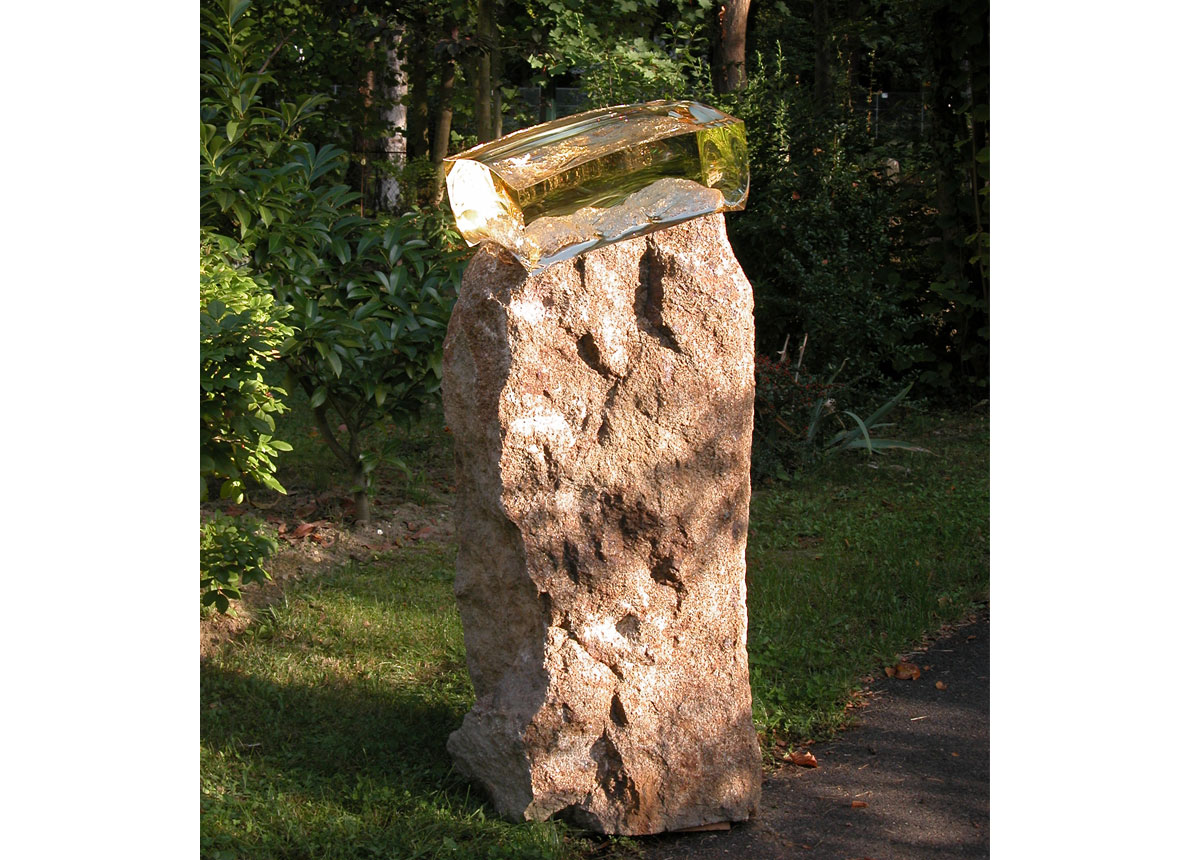 Capteur : verre jaune, pierre de granite blanc et rouge - Sculpture de Vladimir Zbynovsky
