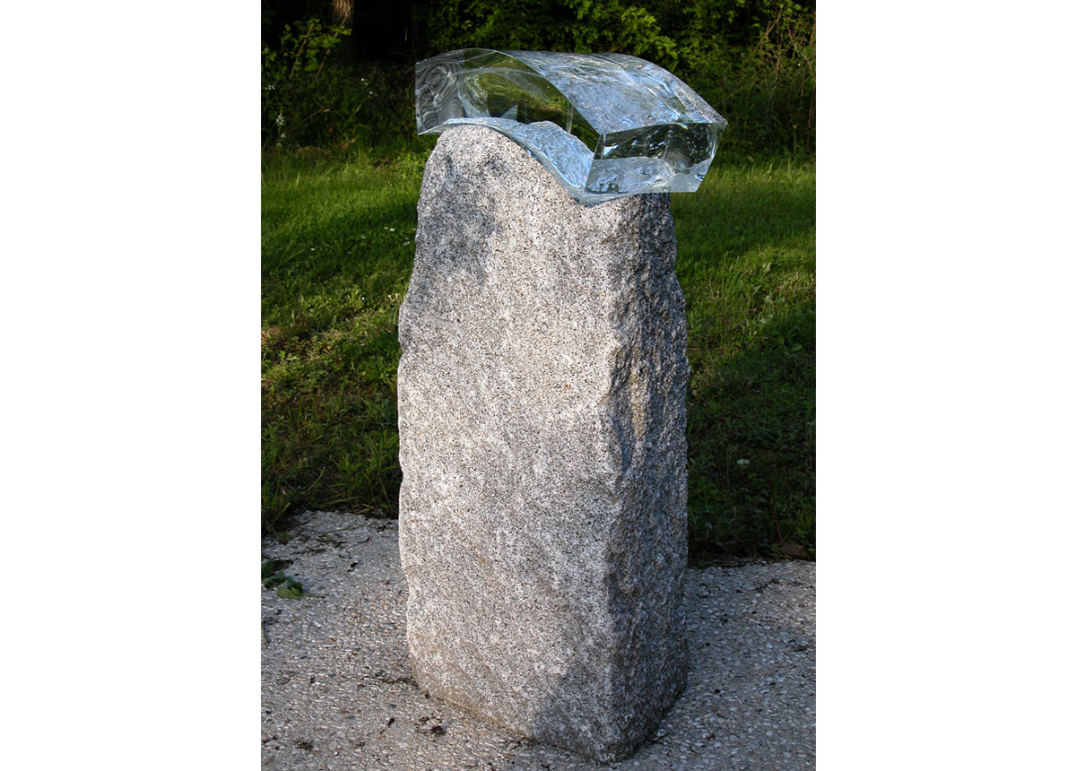 Capteur : verre blanc, pierre de granite noir et blanc - Sculpture de Vladimir Zbynovsky