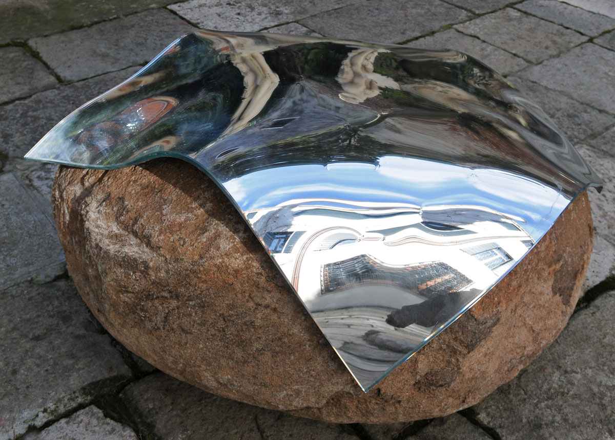 Miroir : verre argenté chromé pierre rouge - Sculpture de Vladimir Zbynovsky