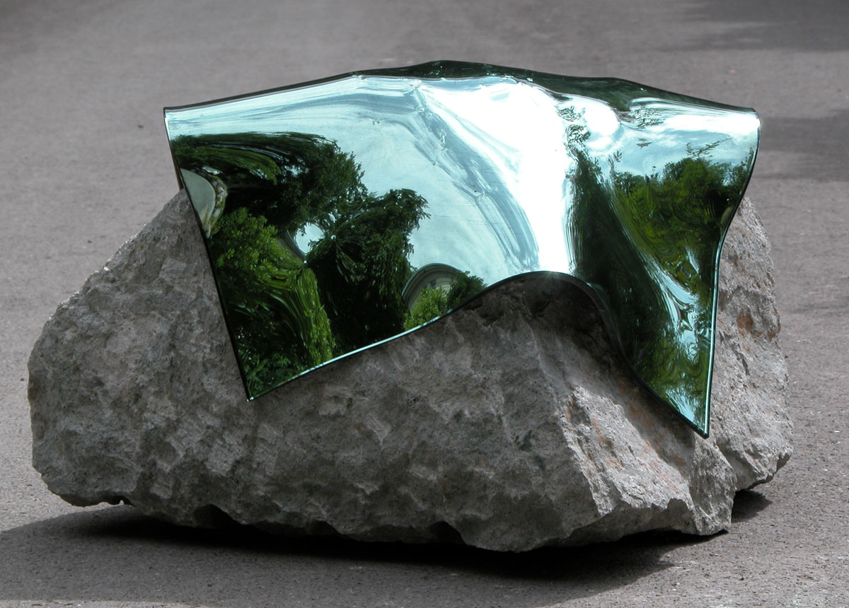 Miroir : verre argenté vert chromé pierre rouge - Sculpture de Vladimir Zbynovsky