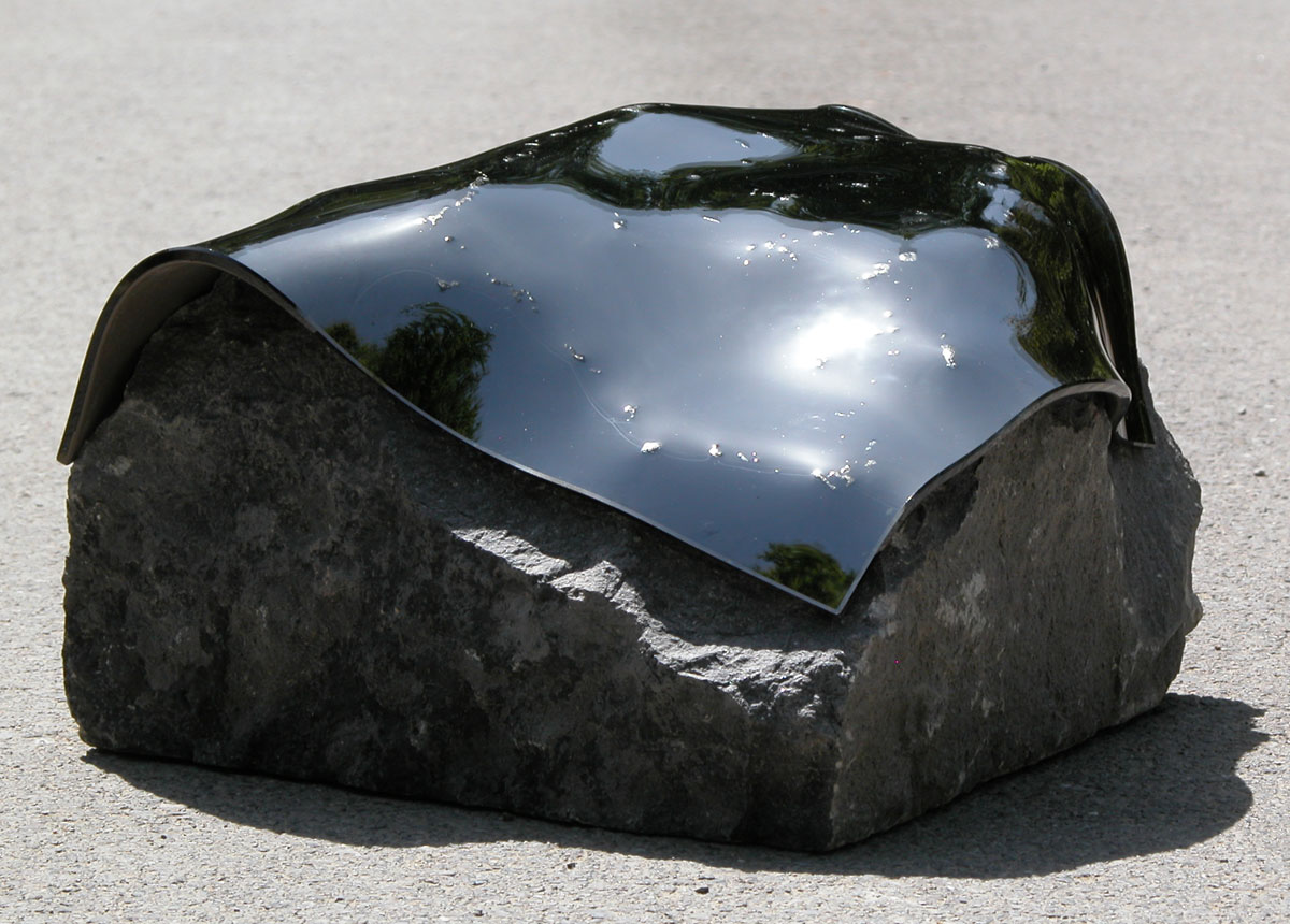 Miroir : verre argenté noir chromé pierre grise - Sculpture de Vladimir Zbynovsky