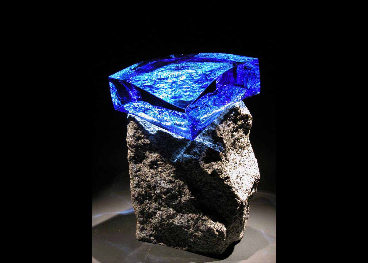 Petit Capteur : verre bleu pierre grise - Sculpture de Vladimir Zbynovsky
