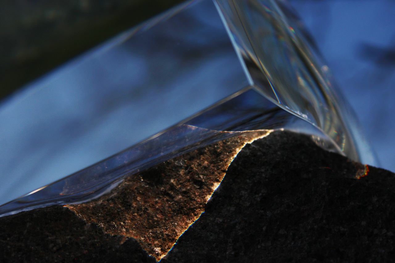 Sculpture Vladimir Zbynovsky Artiste Contemporain capteur verre jaune, or et pierre de granite rouge